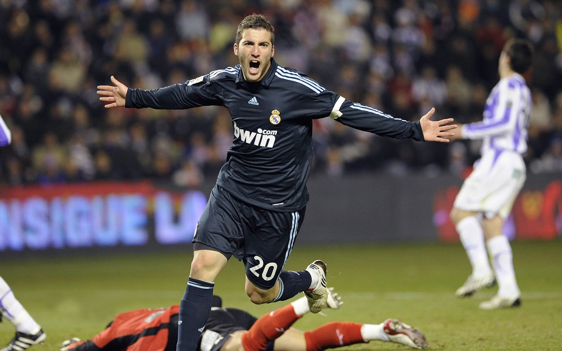 最具争议判罚:那些引发讨论的欧冠瞬间,欧冠足球裁判